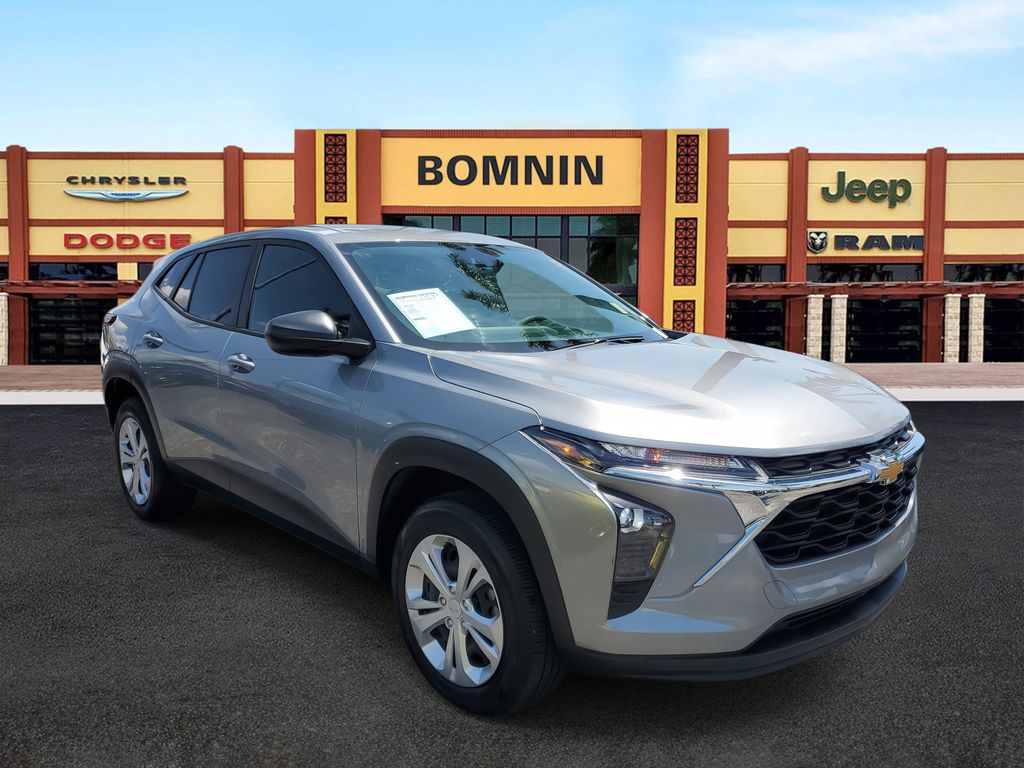2024 Chevrolet Trax LS photo 2