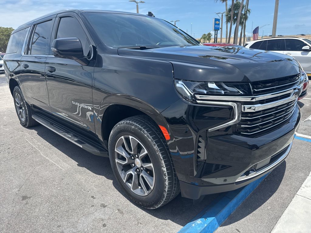 2024 Chevrolet Suburban LT photo 2