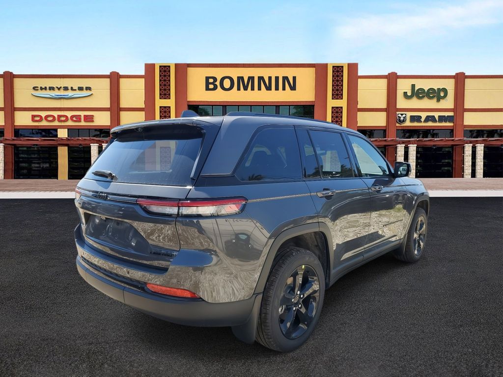 2025 Jeep Grand Cherokee Limited photo 3