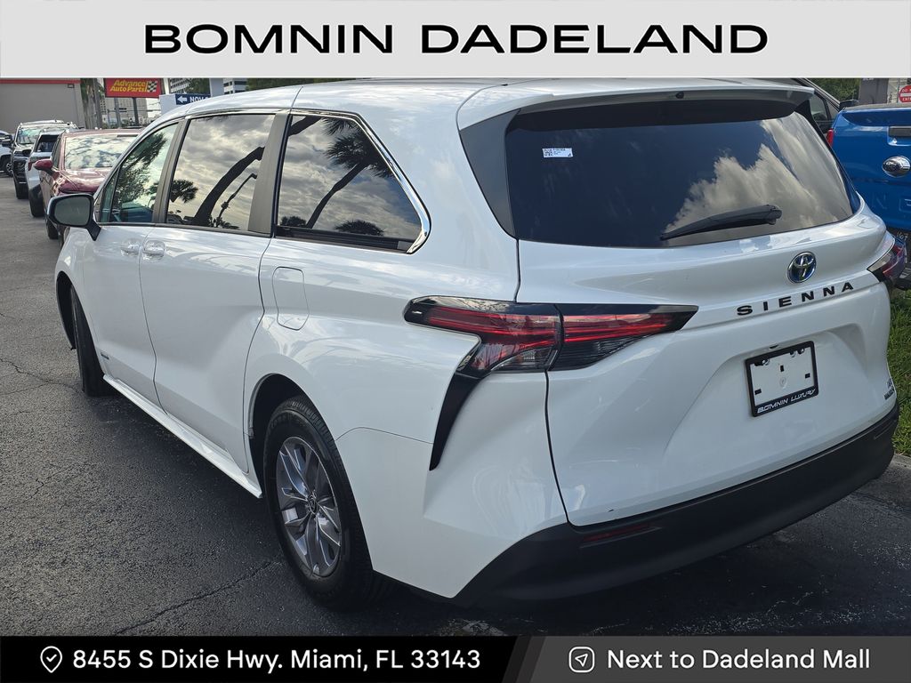 2021 Toyota Sienna LE photo 3