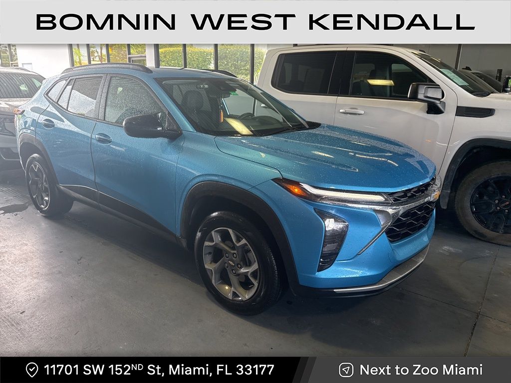2025 Chevrolet Trax LT photo 3