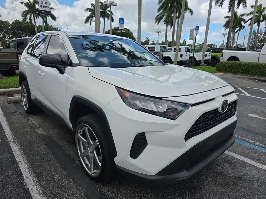 2022 Toyota RAV4 LE photo 2