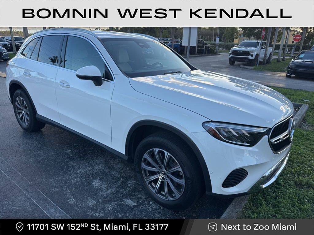 2023 Mercedes Benz GLC 300 photo 2