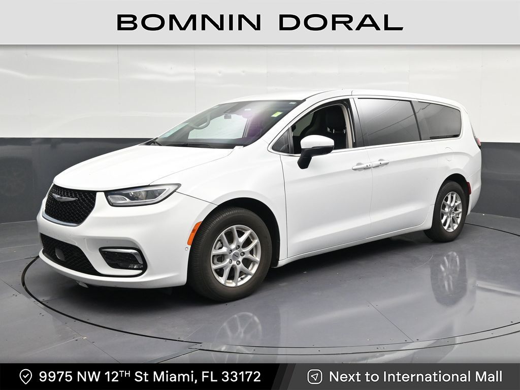 2023 Chrysler Pacifica Touring L's photo