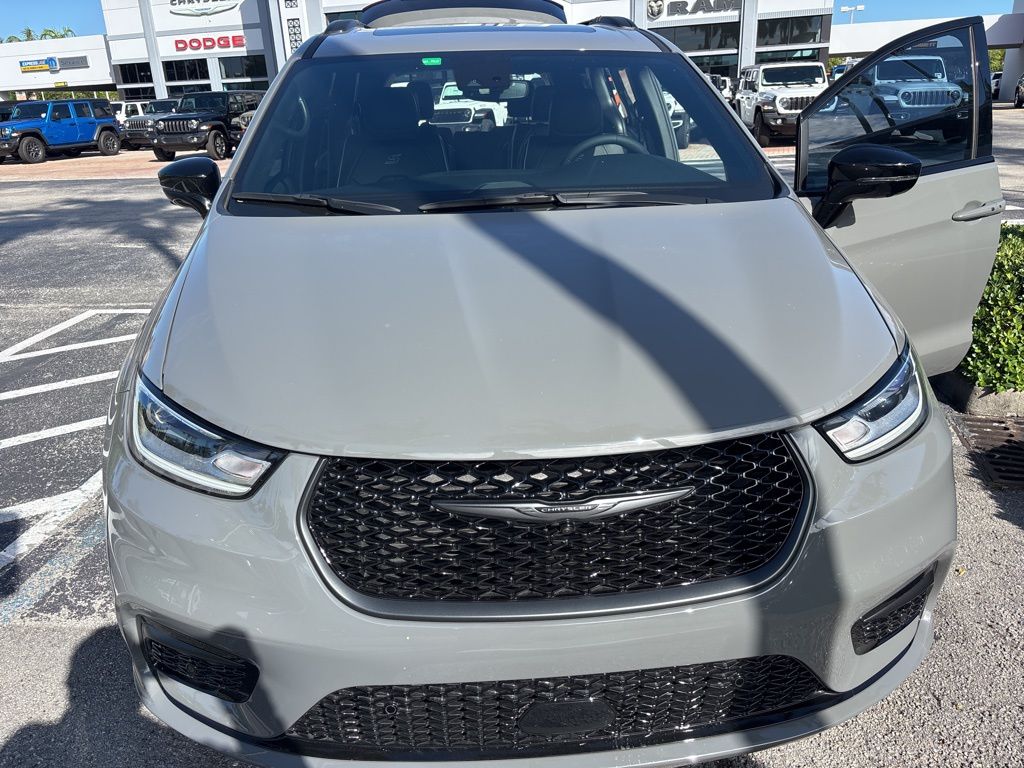 2025 Chrysler Pacifica Limited photo 3