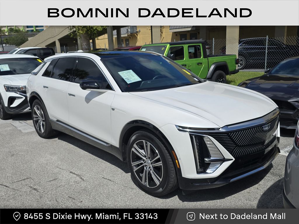 2025 Cadillac Lyriq Luxury photo 2