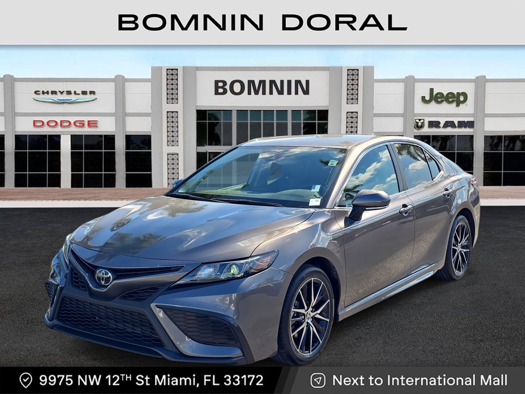 2024 Toyota Camry SE's photo