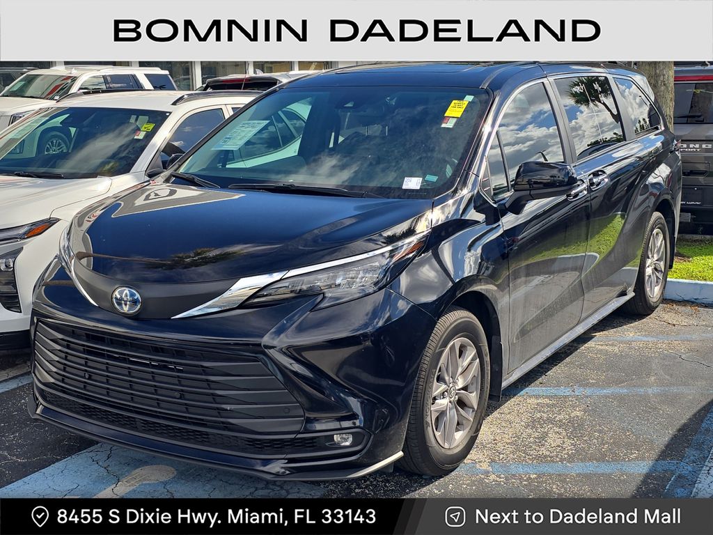 2025 Toyota Sienna XLE photo 2
