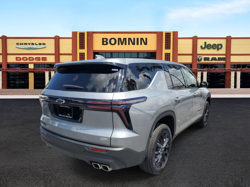 2024 Chevrolet Traverse LS photo 3