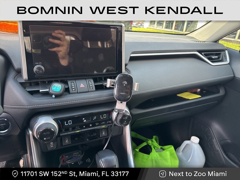 2024 Toyota RAV4 Hybrid XLE Premium photo 4