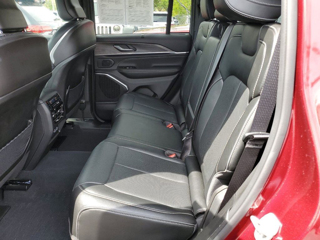 2024 Jeep Grand Cherokee Overland - Photo 11