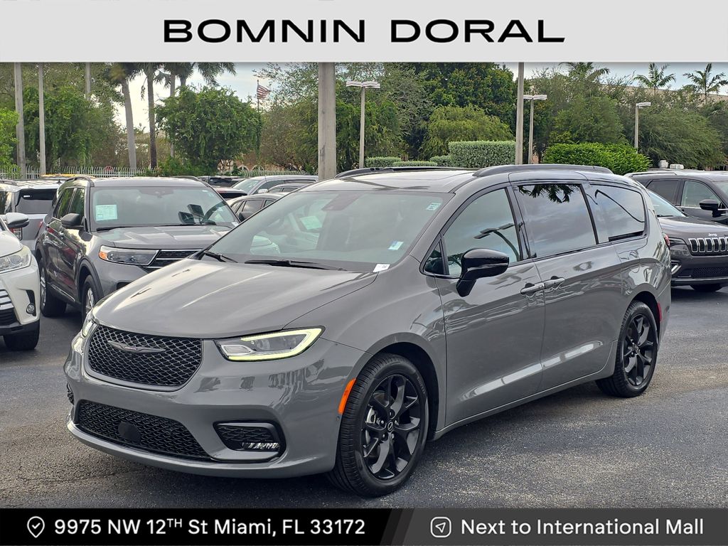 2025 Chrysler Pacifica Limited's photo