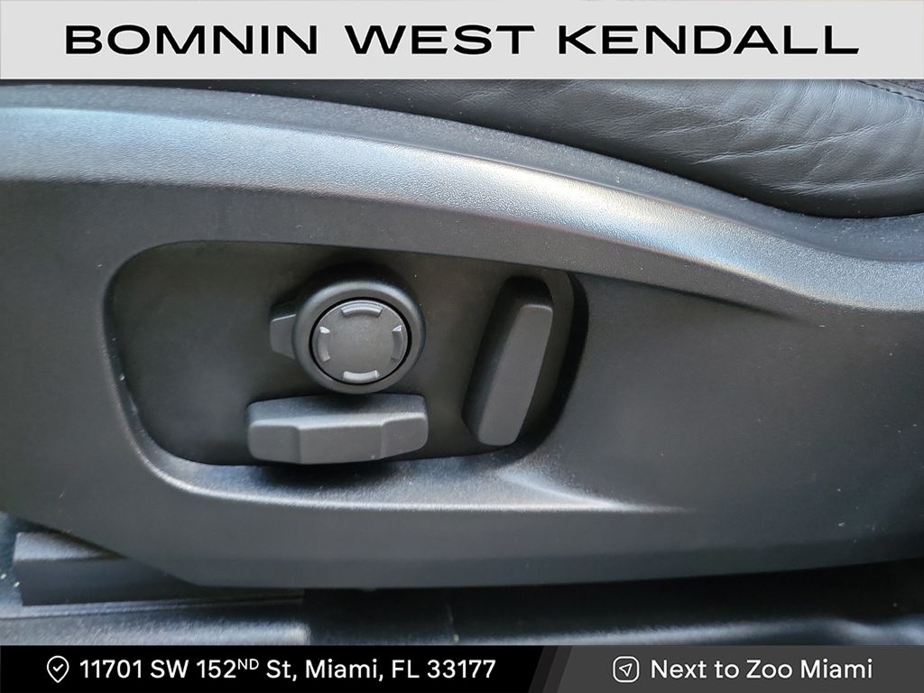 2023 Land Rover Defender X-Dynamic SE photo 4