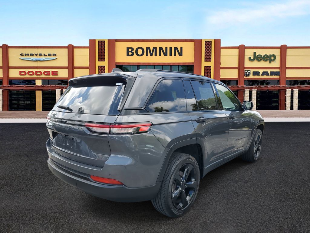 2024 Jeep Grand Cherokee Laredo photo 3