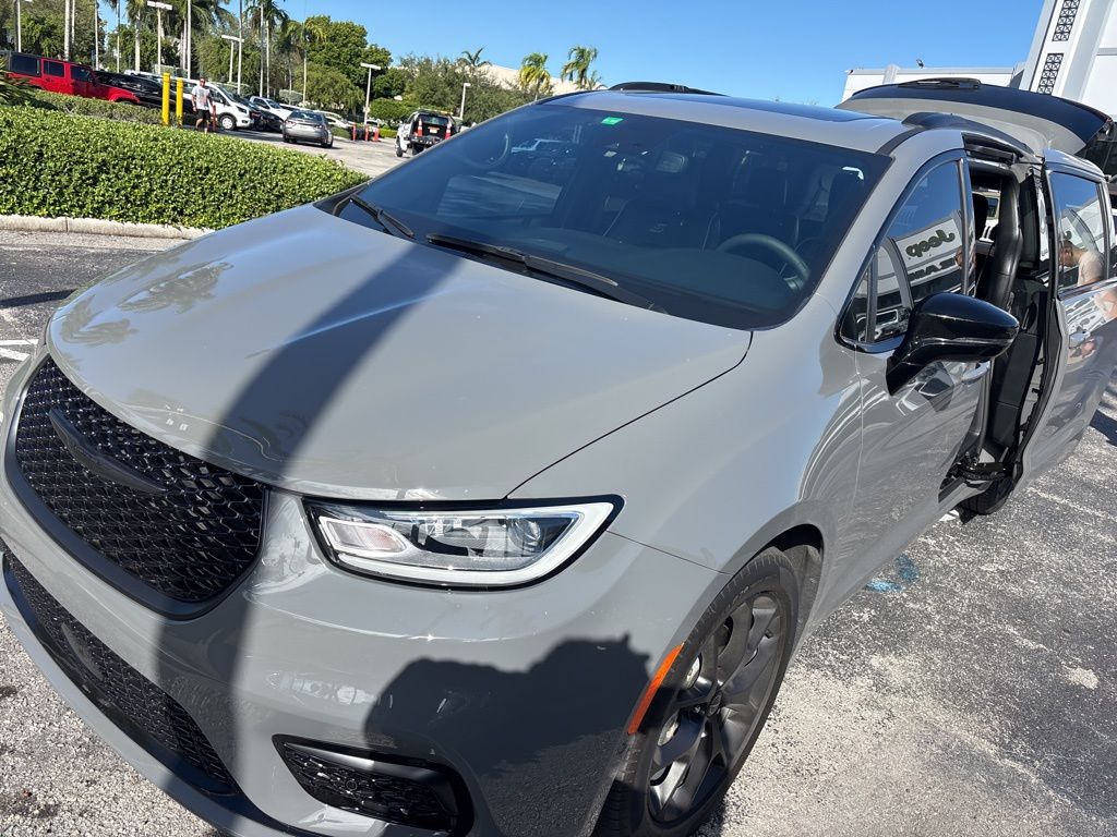 2025 Chrysler Pacifica Limited photo 2