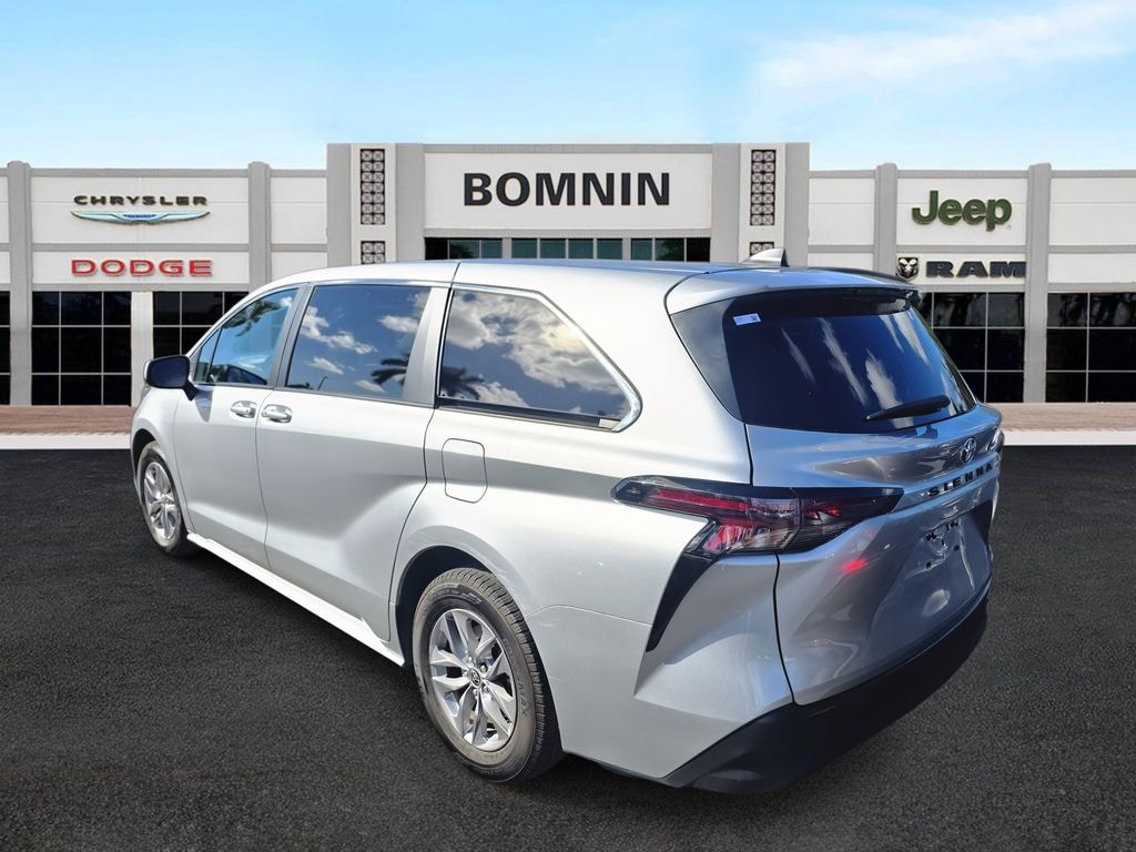 Used 2023 Toyota Sienna LE Minivan/Van