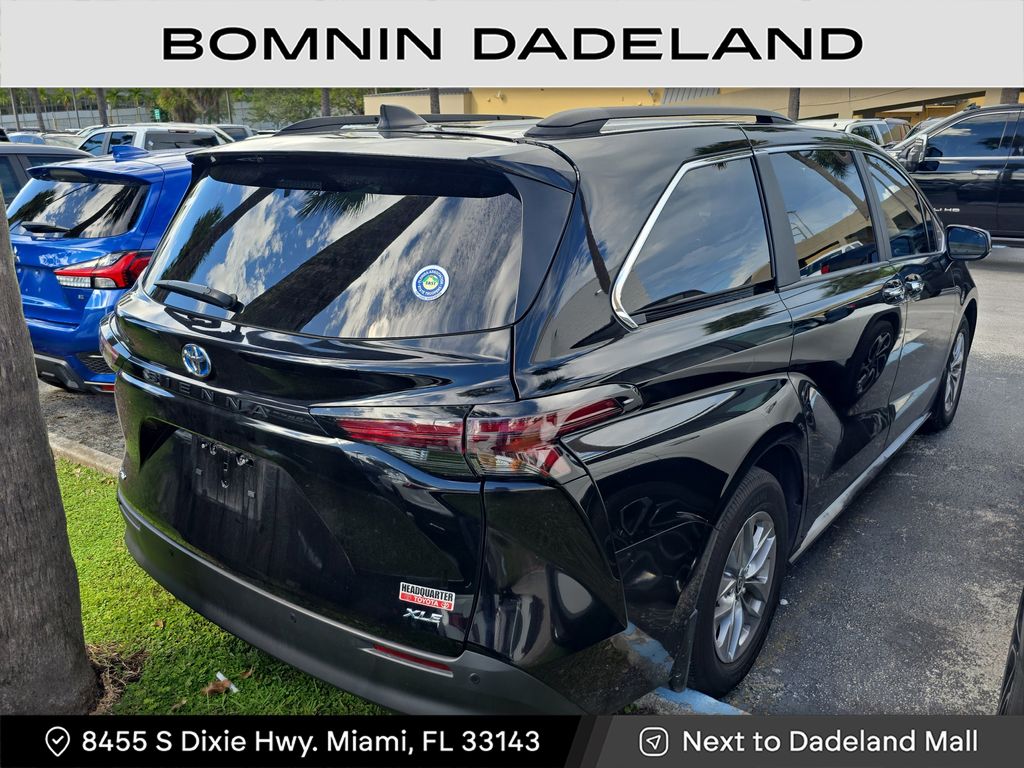 2025 Toyota Sienna XLE photo 4