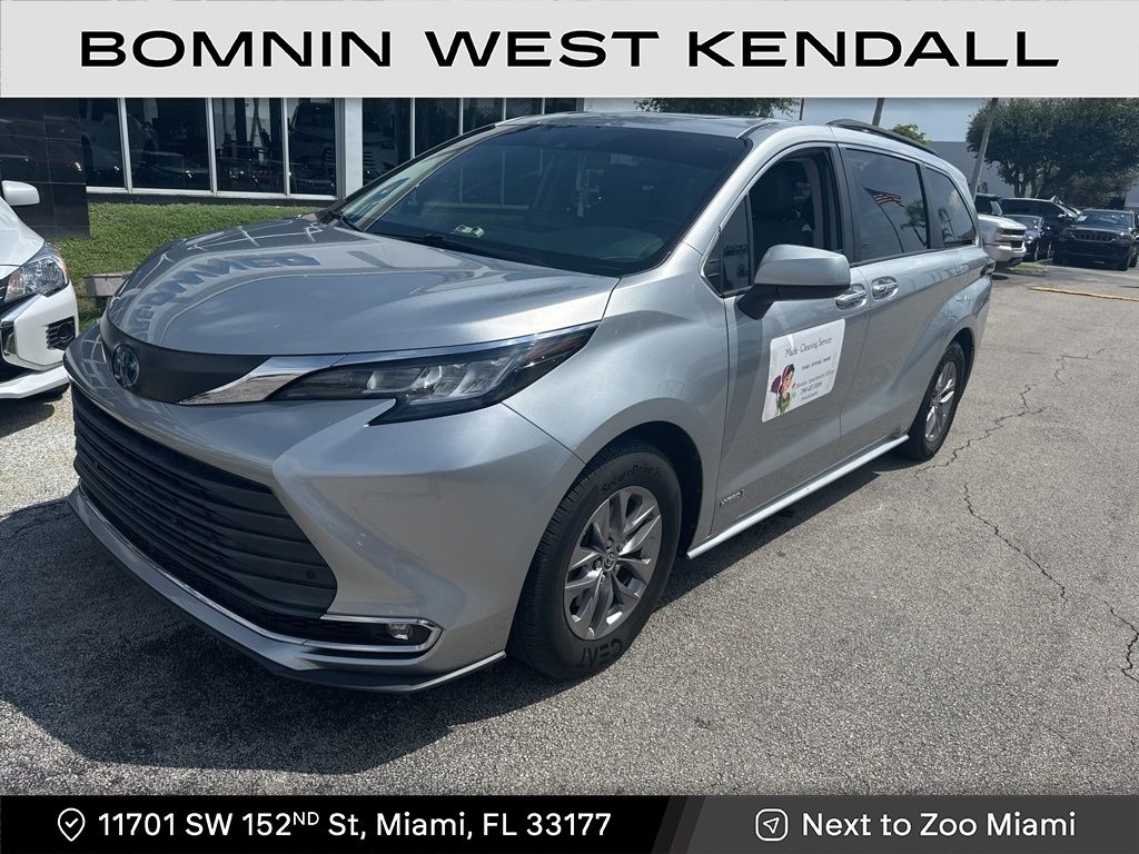 2021 Toyota Sienna XLE photo 2
