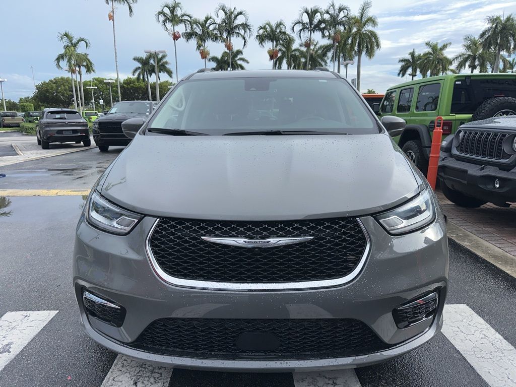 2022 Chrysler Pacifica Touring L photo 2