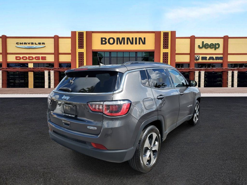2017 Jeep Compass Latitude photo 3