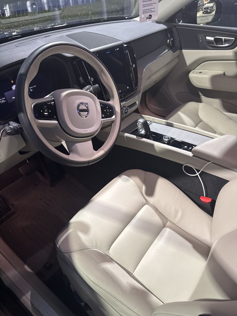 2025 Volvo XC60 Hybrid T8 Plus photo 2