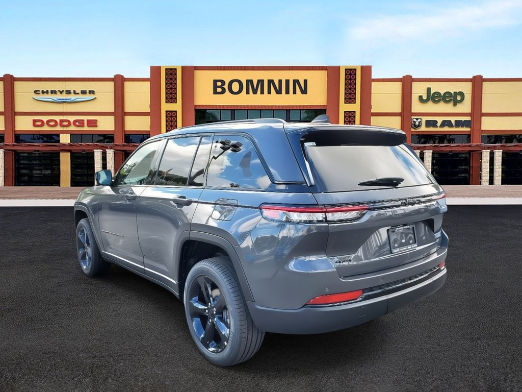 2025 Jeep Grand Cherokee Limited photo 3