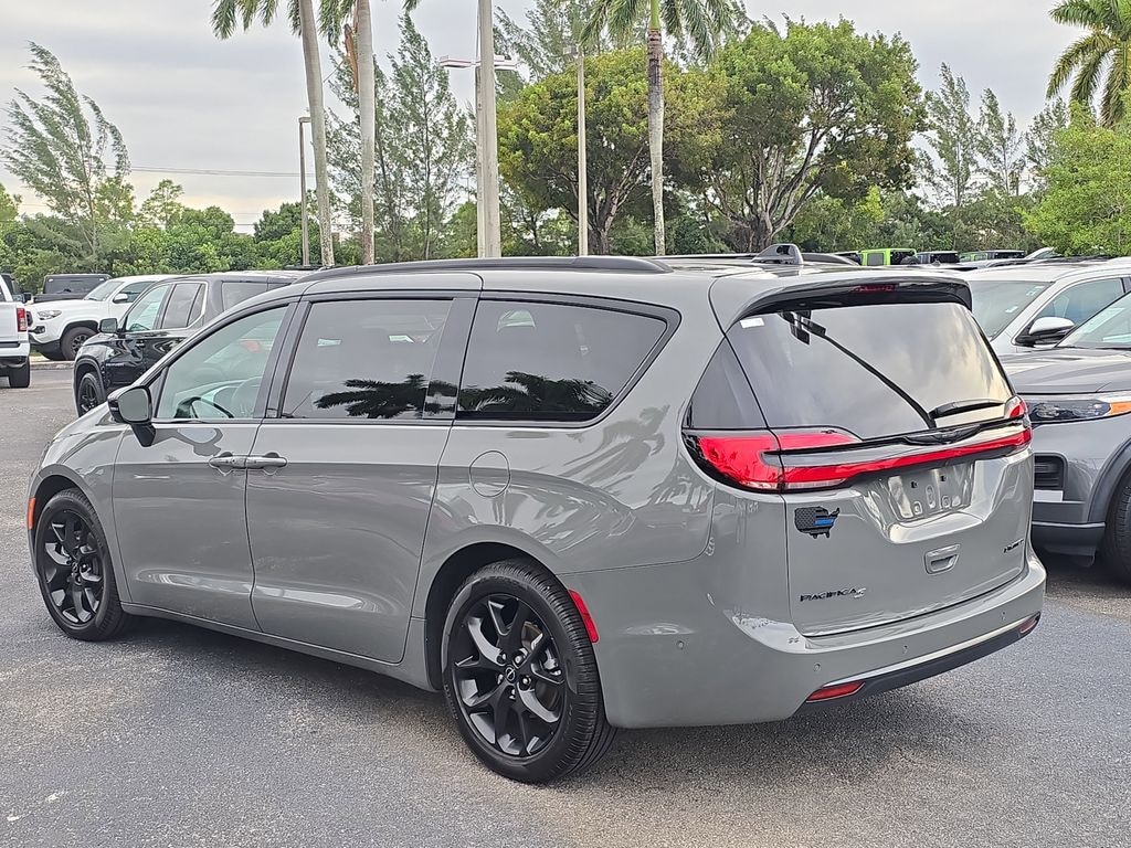 Used 2025 Chrysler Pacifica Limited Minivan/Van