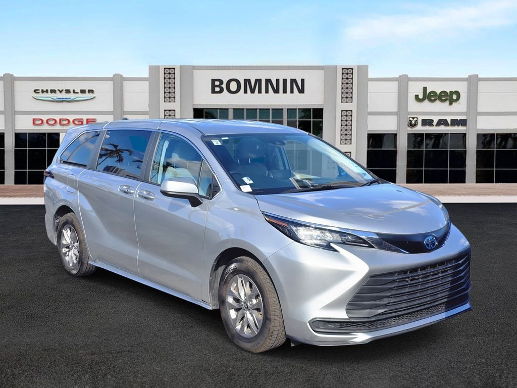 Used 2023 Toyota Sienna LE Minivan/Van