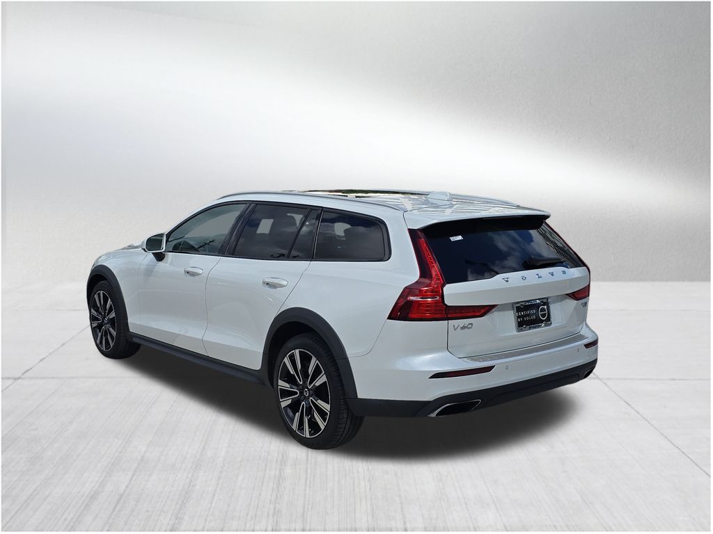 2022 Volvo V60 Cross Country T5 photo 3