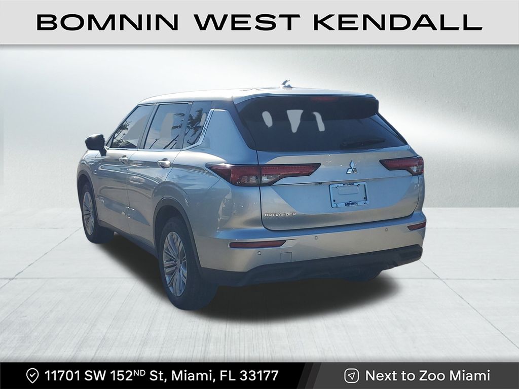 2024 Mitsubishi Outlander ES photo 4