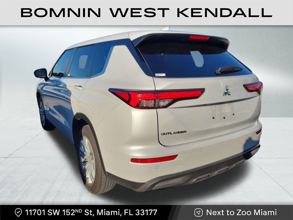 2024 Mitsubishi Outlander ES photo 4