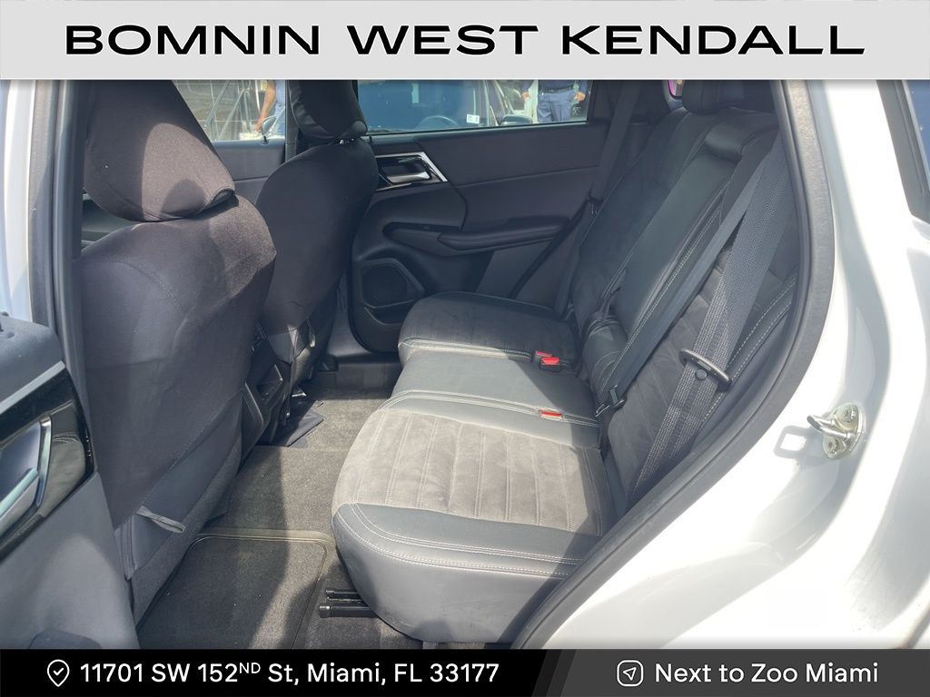 2023 Mitsubishi Outlander SE photo 3