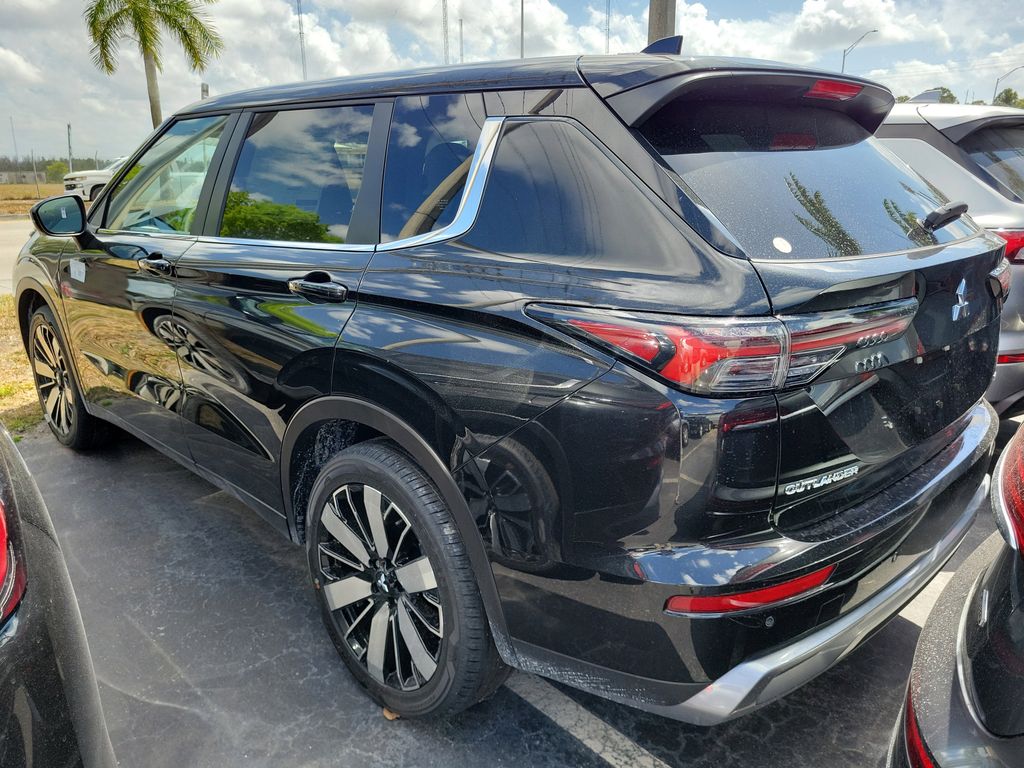 2025 Mitsubishi Outlander SE photo 3