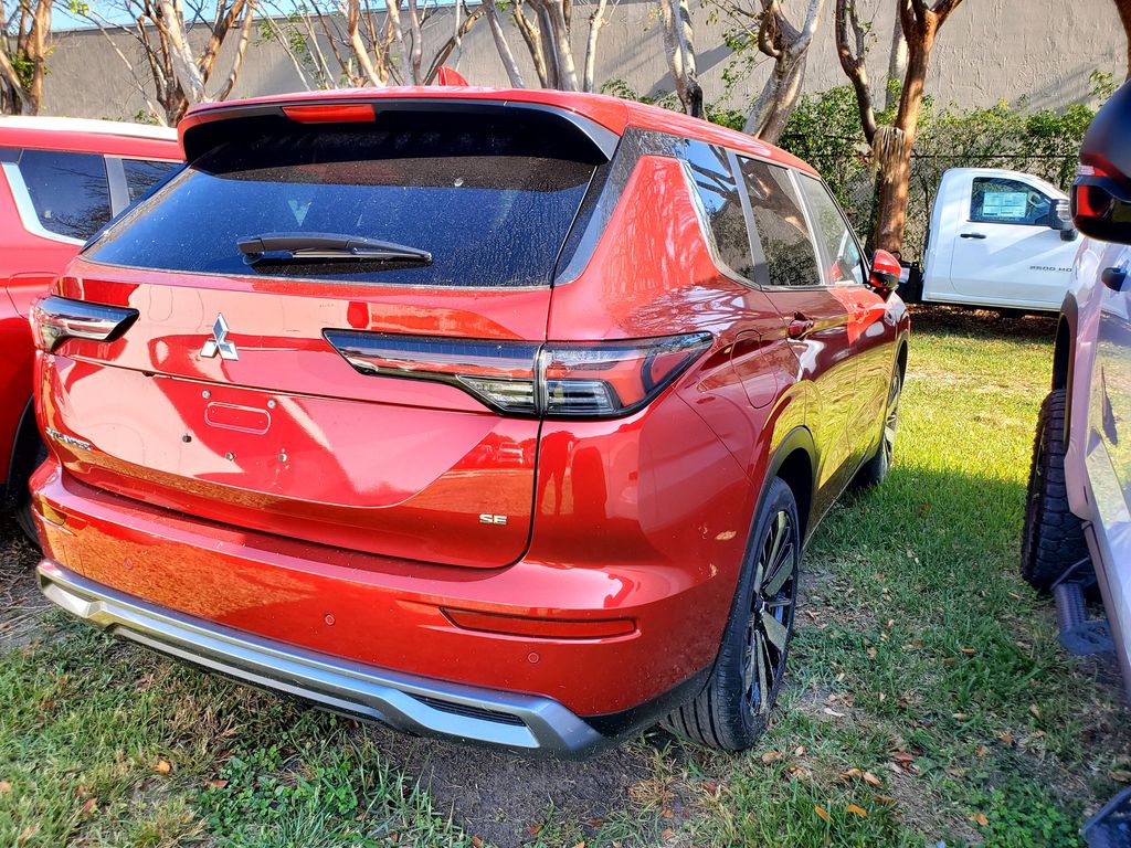 2025 Mitsubishi Outlander SE photo 4