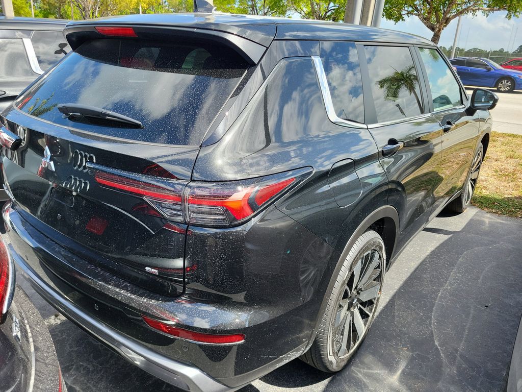 2025 Mitsubishi Outlander SE photo 4