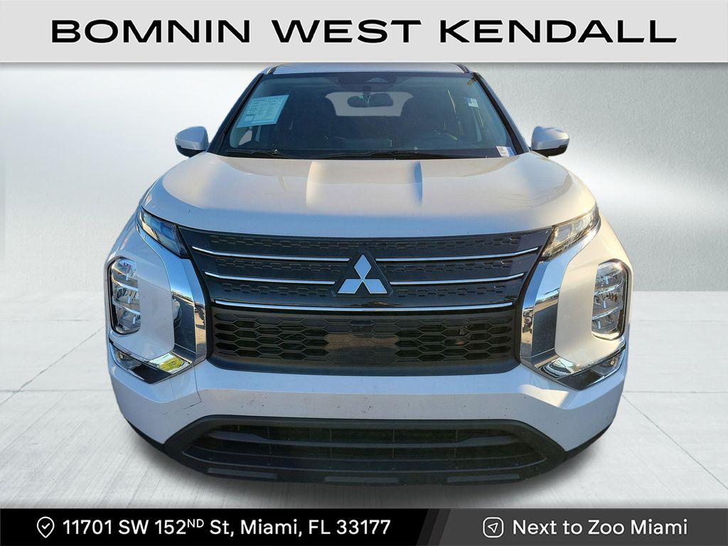 2024 Mitsubishi Outlander ES photo 2