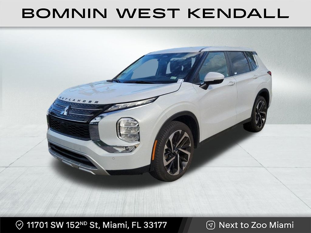 2024 Mitsubishi Outlander SE photo 2