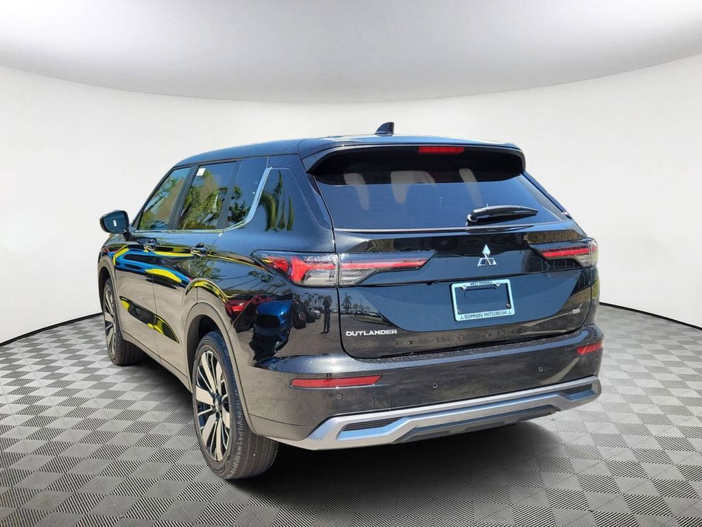2025 Mitsubishi Outlander SE photo 3