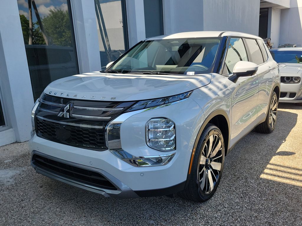 2025 Mitsubishi Outlander SE photo 2