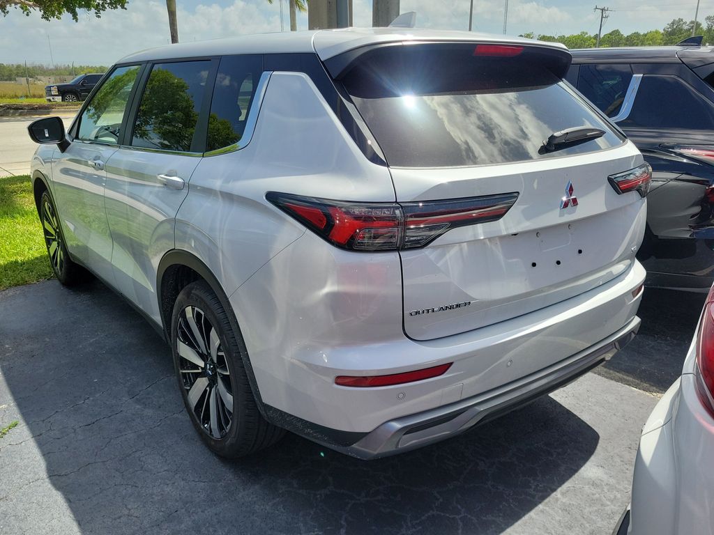 2025 Mitsubishi Outlander SE photo 3