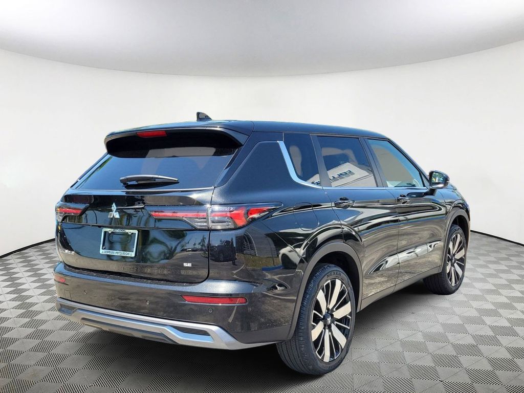 2025 Mitsubishi Outlander SE photo 4