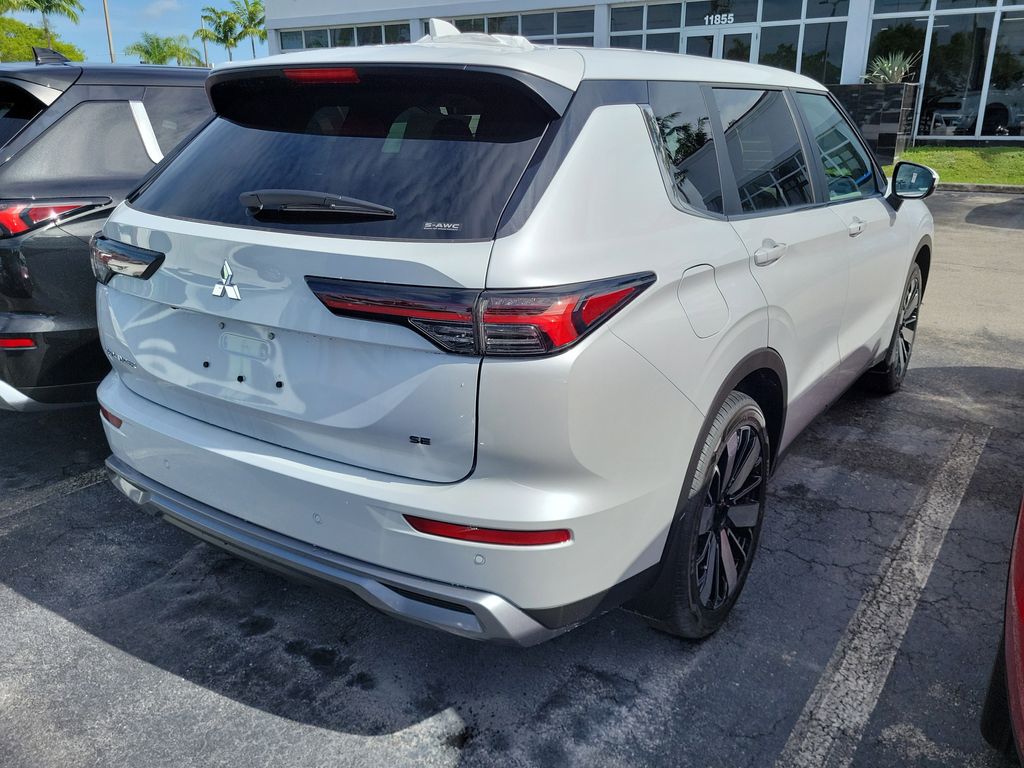 2025 Mitsubishi Outlander SE photo 4