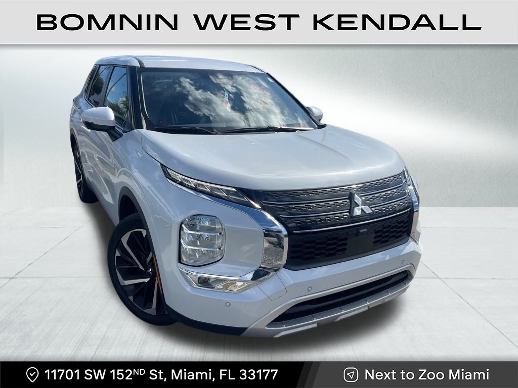 2023 Mitsubishi Outlander SE photo 2