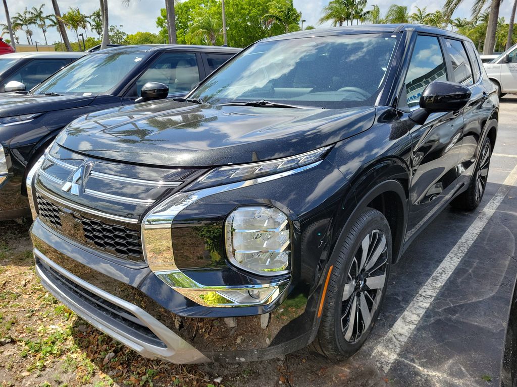 2025 Mitsubishi Outlander SE photo 2