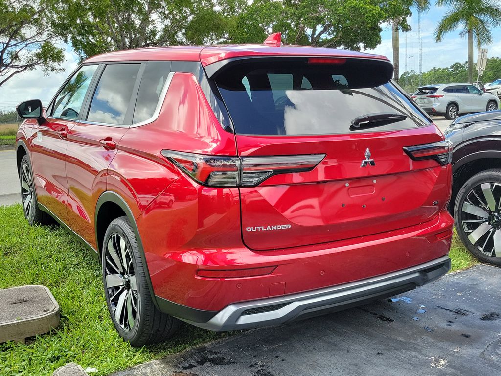 2025 Mitsubishi Outlander SE photo 2