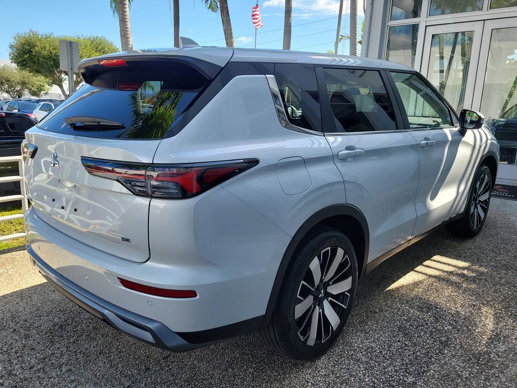 2025 Mitsubishi Outlander SE photo 4