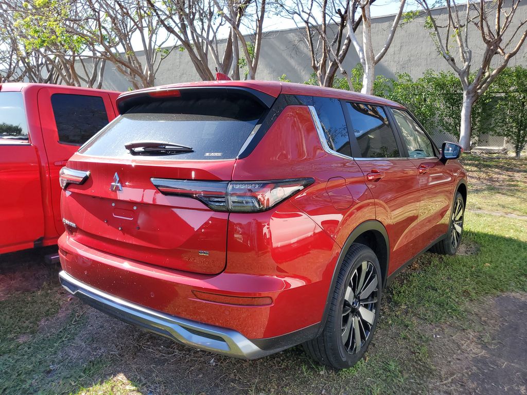 2025 Mitsubishi Outlander SE photo 2