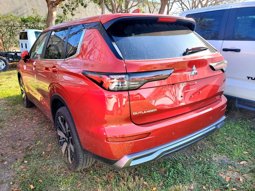 2025 Mitsubishi Outlander SE photo 3