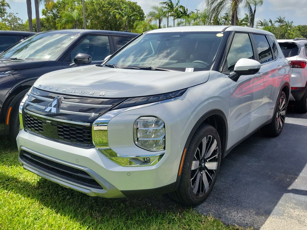 2025 Mitsubishi Outlander SE photo 2