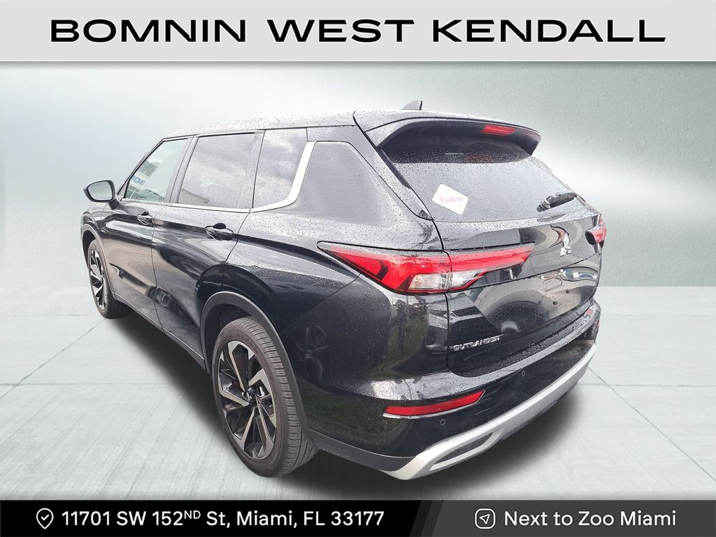 2024 Mitsubishi Outlander SE Black Edition photo 3